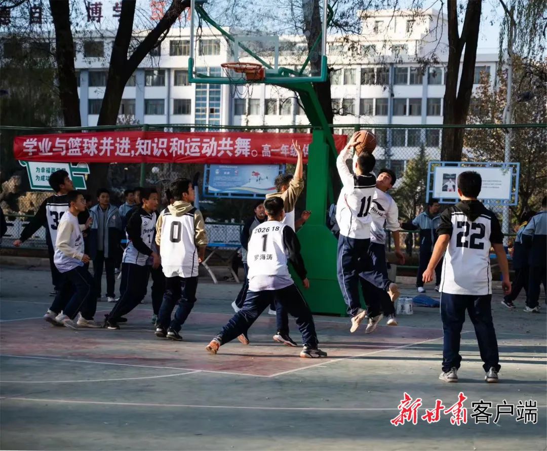 临夏中学校园篮球比赛。受访者苏波供图