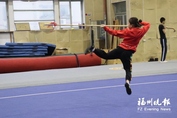 武术运动员在练习枪术。