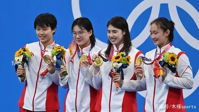 游泳世界冠军女运动员_游泳冠军女2021_游泳队女冠军